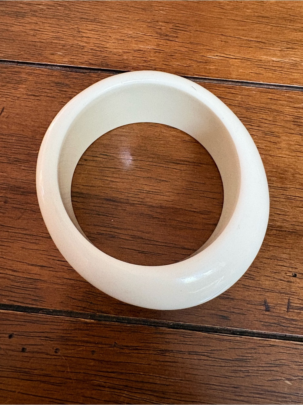 Vintage Chunky Cream Lucite Asymmetrical Bangle Bracelet - Picture 5 of 5